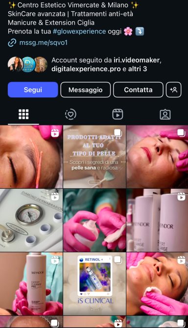 Trattamento viso con maschera, prodotti per la cura della pelle e mani con guanti rosa.